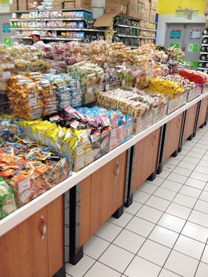 促销台厂家直销 打造超市零食展示神器，定制大理石散装食品促销台与货架全解析
