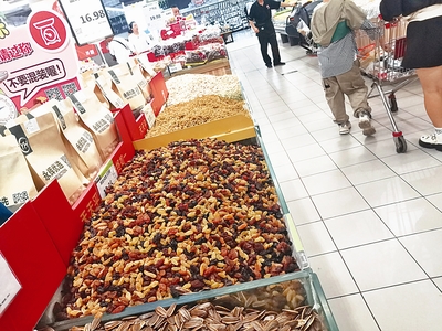 敞开销售无遮盖，散装食品裸售存隐患——特写 有人伸手就抓的散装食品何时戴上“安全帽”？